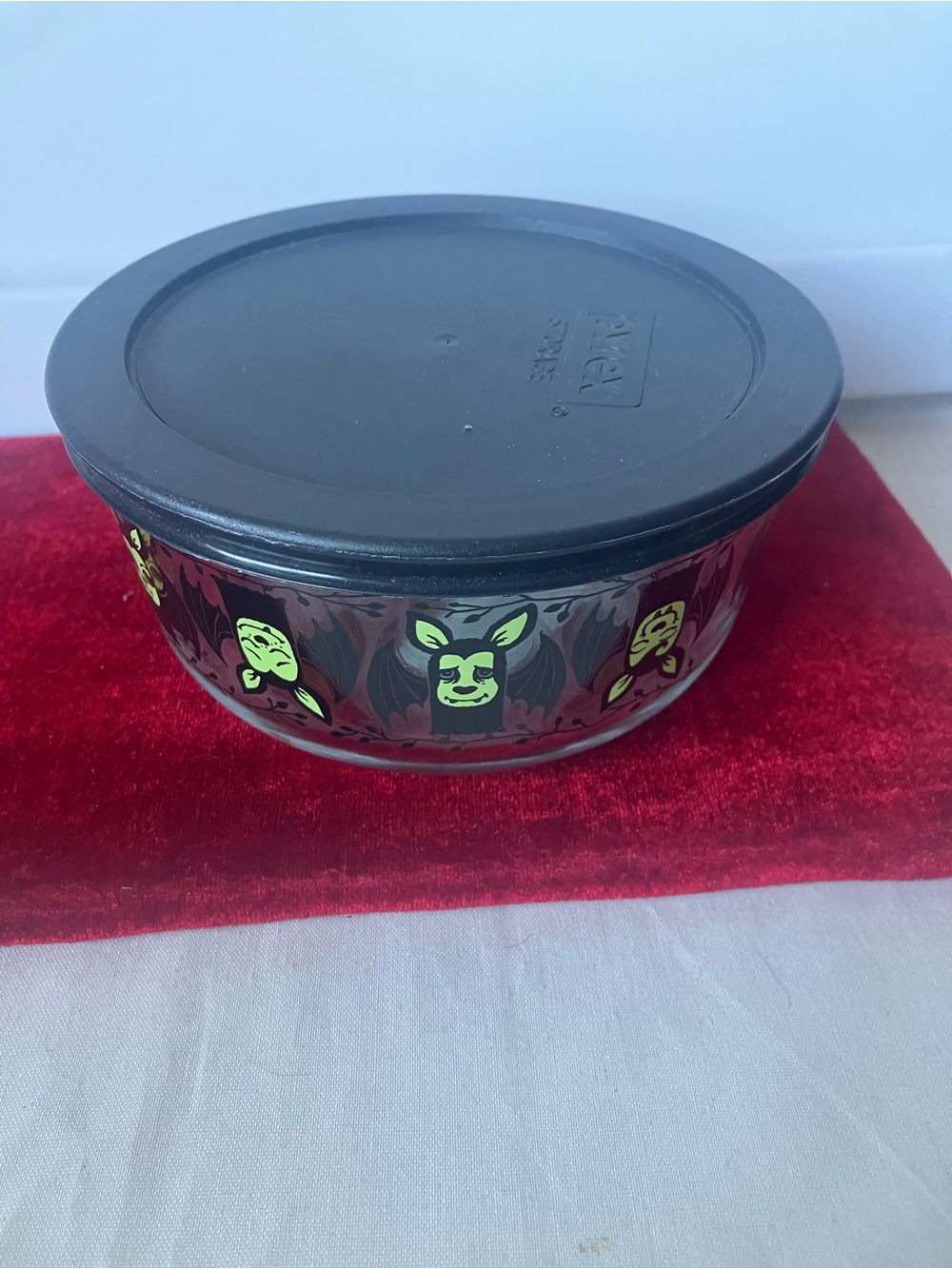 Pyrex Halloween 4-Cup Glass Bowl & Lid Creepy Bats Vampire Limited Edition NEW.